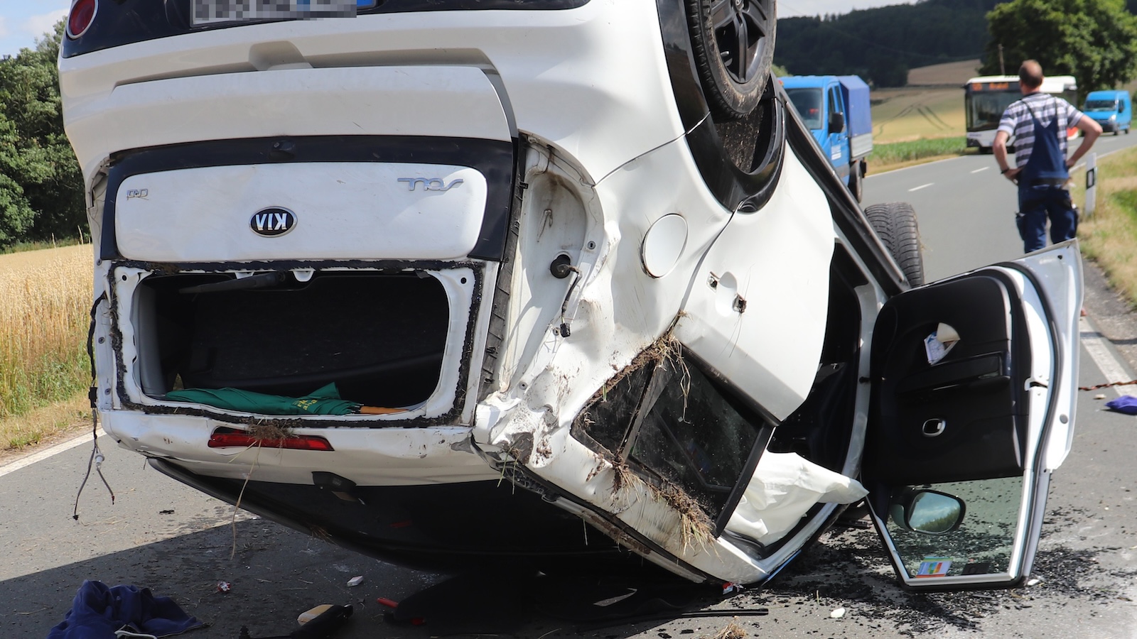 Pkw landet auf dem Dach - Fahrer schwer verletzt