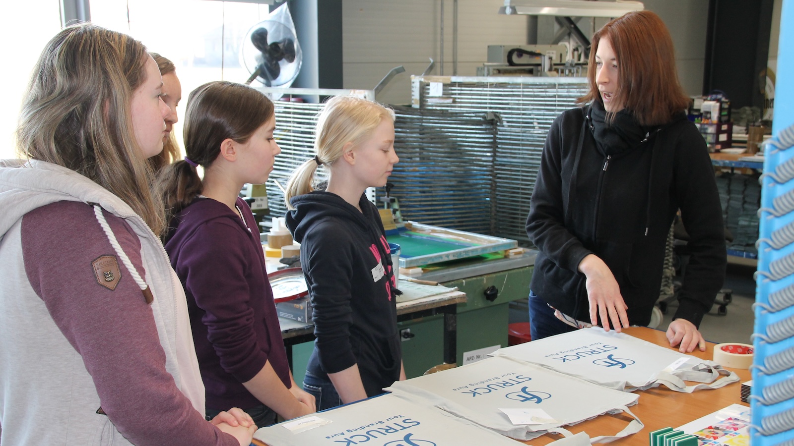 „Tag der offenen Betriebstür“ lädt Jugendliche und Eltern ein – Berufe live erleben in Steinheim, Nieheim und Marienmünster 