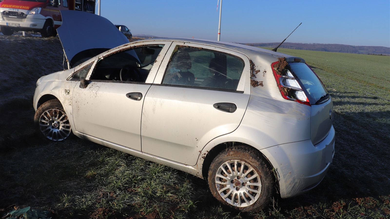 Pkw kommt von Straße ab - Fahrerin leicht verletzt